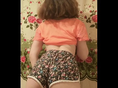 ❤️ Nena jove sexy despullant-se els pantalons curts davant la càmera ❤ Vídeo de merda a nosaltres ❌