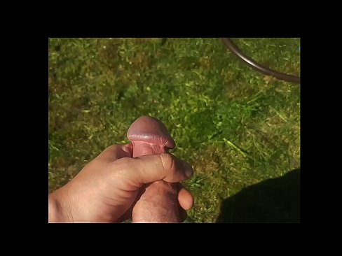 ❤️ Una guapa calenta es folla el seu cony rosa i es corre amb un esquitxat en un jardí d'estiu ❤ Vídeo de merda a nosaltres ❌