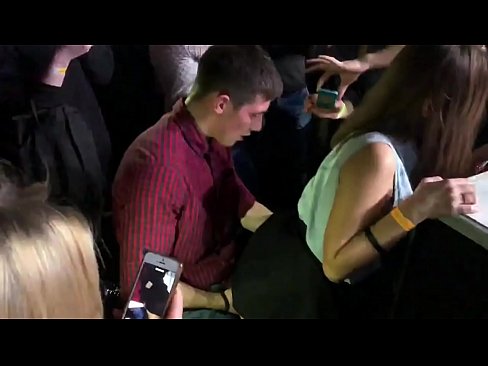 ❤️ Sexe real en una discoteca russa. Noia russa de 18 anys a l'anus i la vagina follada en una discoteca ❤ Vídeo de merda a nosaltres ❌